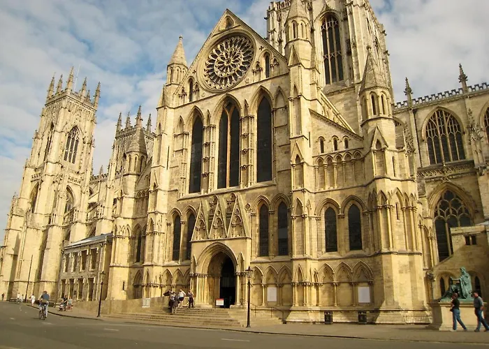 Stunning Yew Tree Country house *