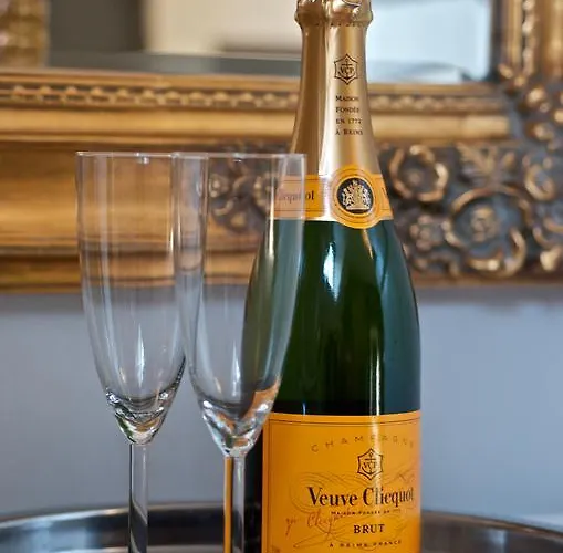 Stunning Yew Tree Country house *